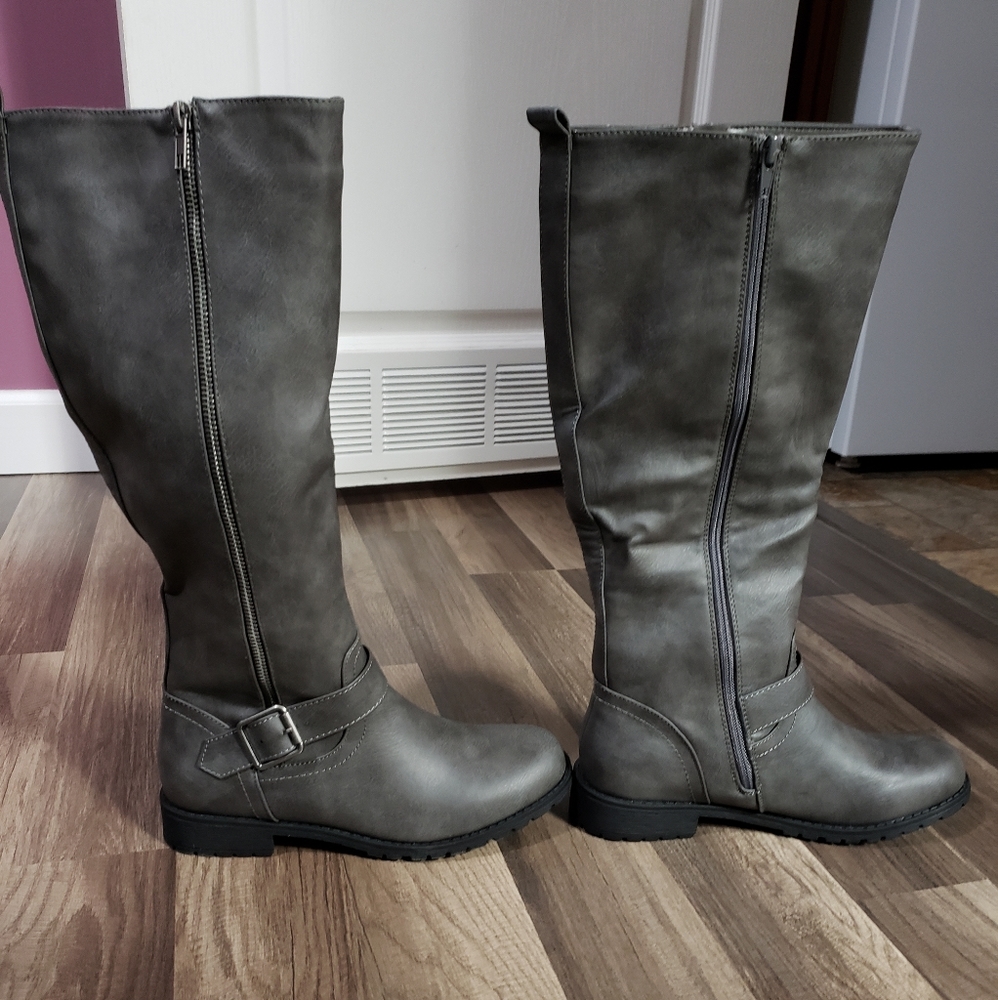 Boots - Picture 3 of 4